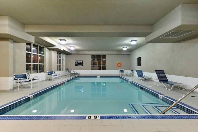 Imagen de la piscina del Hotel Hampton Inn and Suites By Hilton Edmonton Intl Airport. Foto 16