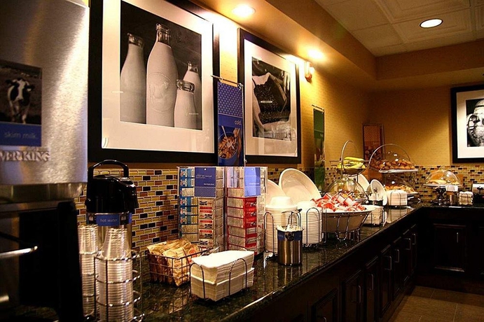 Imagen del bar/restaurante del Hotel Hampton Inn and Suites By Hilton Edmonton/west. Foto 2