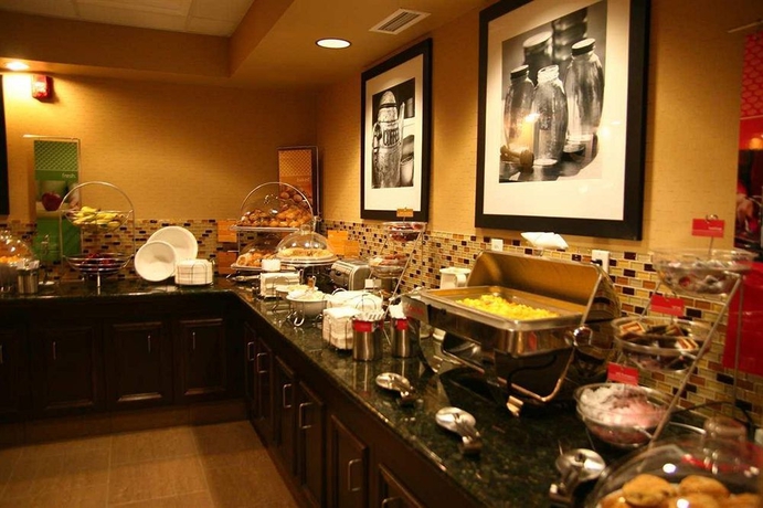 Imagen del bar/restaurante del Hotel Hampton Inn and Suites By Hilton Edmonton/west. Foto 4
