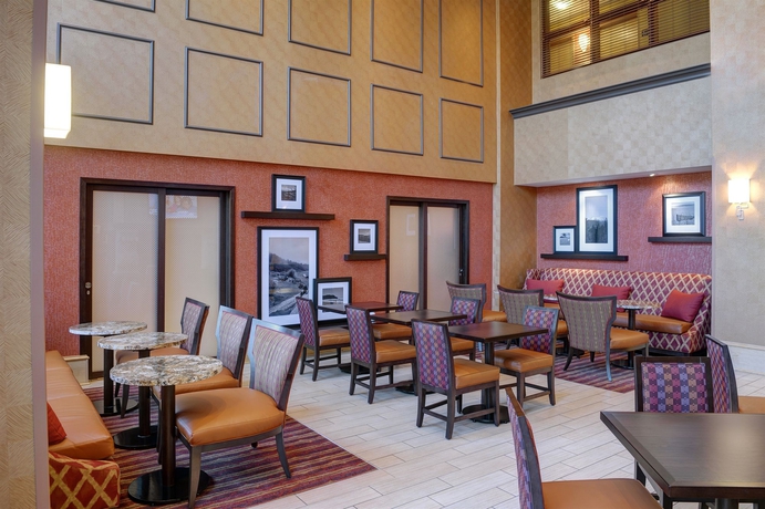 Imagen del bar/restaurante del Hotel Hampton Inn and Suites By Hilton Langley-surrey. Foto 2