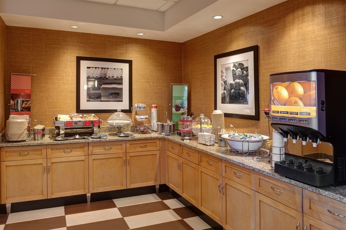 Imagen del bar/restaurante del Hotel Hampton Inn and Suites By Hilton Langley-surrey. Foto 3
