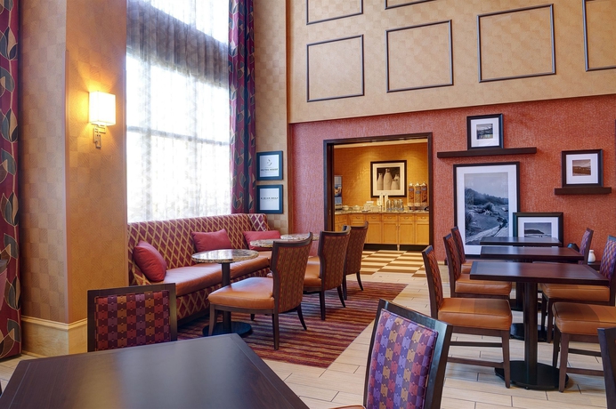 Imagen del bar/restaurante del Hotel Hampton Inn and Suites By Hilton Langley-surrey. Foto 4
