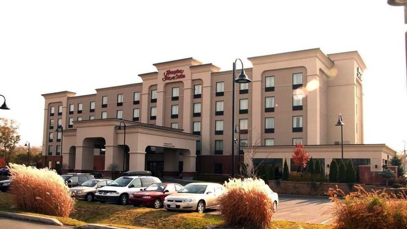 Imagen de los exteriores del Hotel Hampton Inn and Suites By Hilton Laval. Foto 6