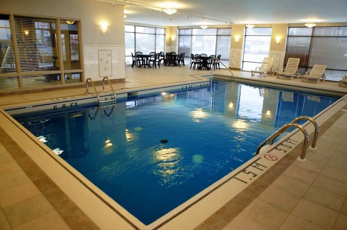 Imagen de la piscina del Hotel Hampton Inn and Suites By Hilton Laval. Foto 14