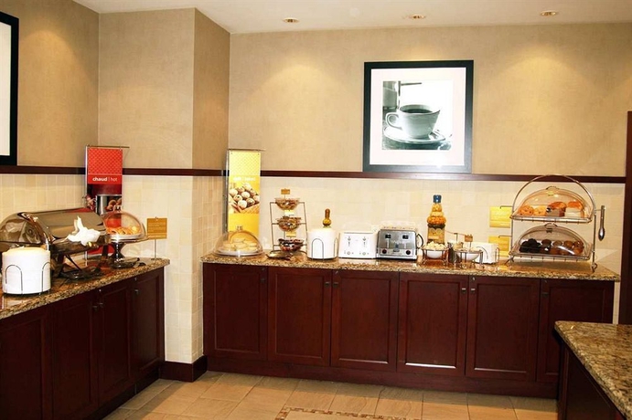 Imagen del bar/restaurante del Hotel Hampton Inn and Suites By Hilton Laval. Foto 2