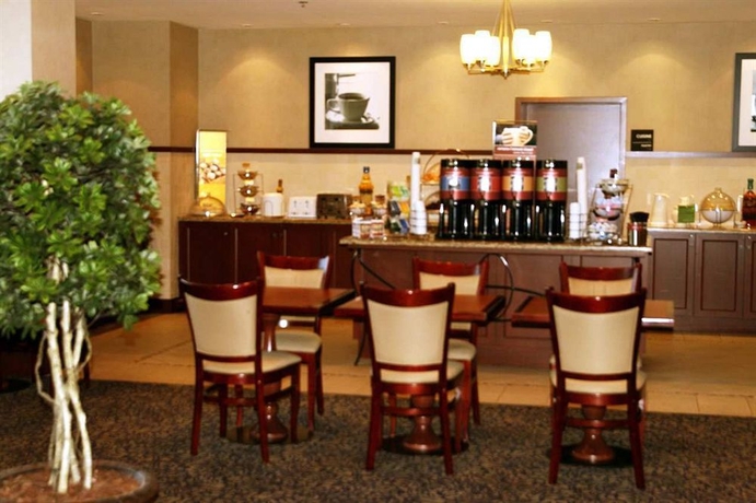 Imagen del bar/restaurante del Hotel Hampton Inn and Suites By Hilton Laval. Foto 3