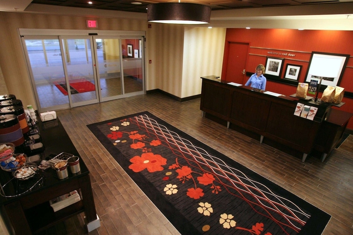 Imagen de los interiores del Hotel Hampton Inn and Suites By Hilton Red Deer. Foto 16
