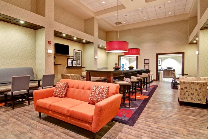 Imagen de los interiores del Hotel Hampton Inn and Suites By Hilton Red Deer. Foto 18