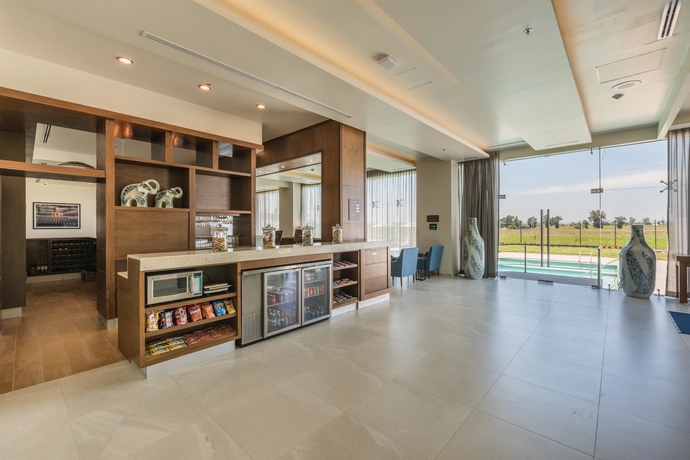 Imagen del bar/restaurante del Hotel Hampton Inn and Suites By Hilton Salamanca Bajio. Foto 2