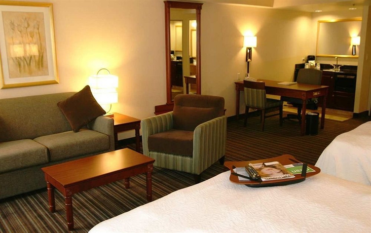 Imagen de los interiores del Hotel Hampton Inn and Suites By Hilton Toronto Airport. Foto 8