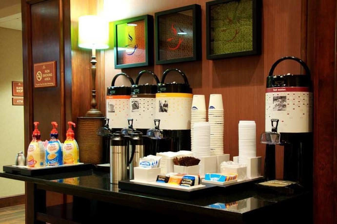 Imagen del bar/restaurante del Hotel Hampton Inn and Suites By Hilton West Little Rock. Foto 3