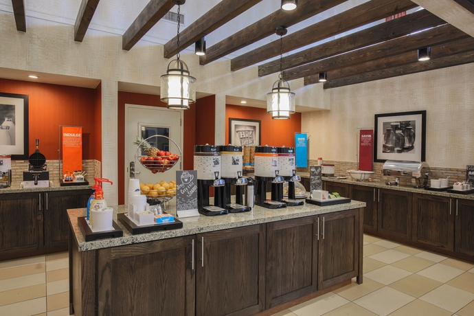 Imagen del bar/restaurante del Hotel Hampton Inn and Suites Camarillo. Foto 2