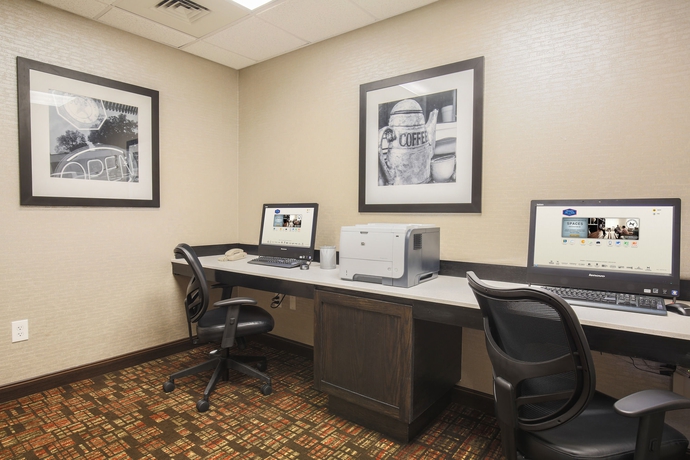 Imagen de los interiores del Hotel Hampton Inn and Suites Camarillo. Foto 15