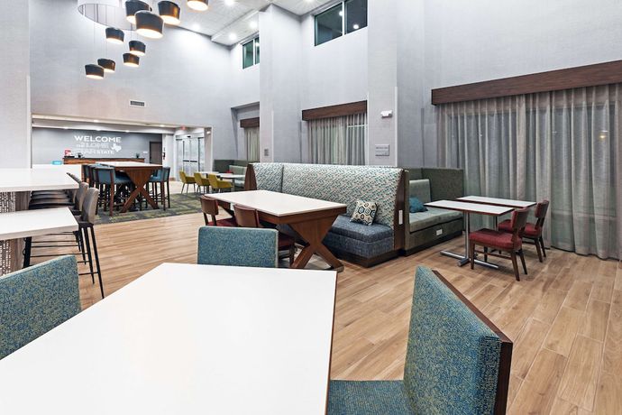 Imagen de los interiores del Hotel Hampton Inn and Suites Canyon. Foto 17