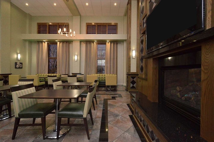 Imagen del bar/restaurante del Hotel Hampton Inn and Suites Carson City. Foto 3