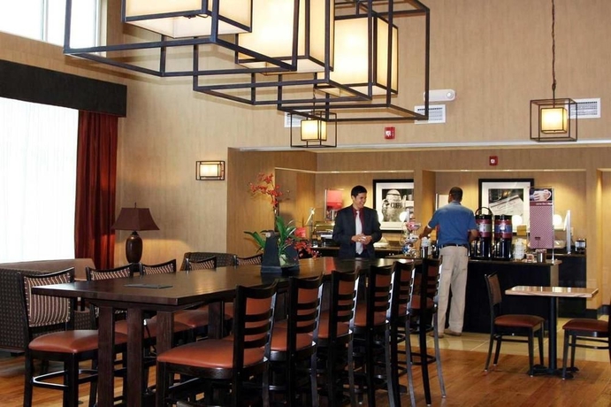 Imagen del bar/restaurante del Hotel Hampton Inn and Suites Charlotte Airport. Foto 1