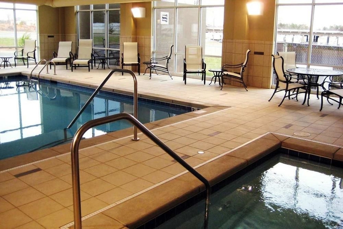 Imagen de la piscina del Hotel Hampton Inn and Suites Charlotte Airport. Foto 15