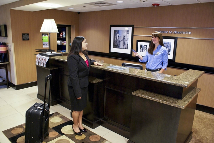 Imagen de los interiores del Hotel Hampton Inn and Suites Charlotte Airport. Foto 12