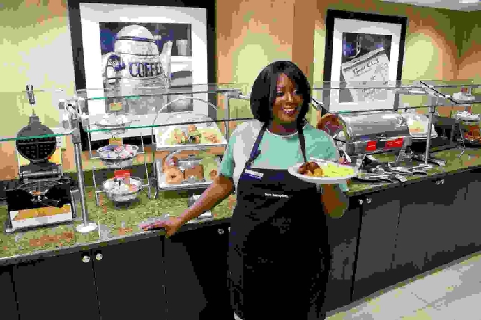 Imagen del bar/restaurante del Hotel Hampton Inn and Suites Charlotte Airport. Foto 3