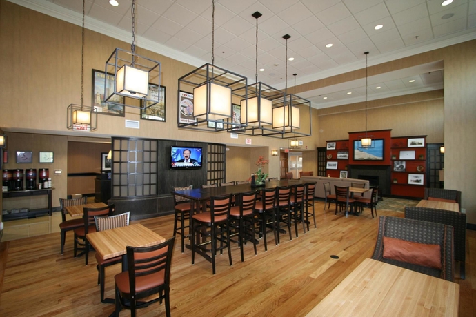 Imagen de los interiores del Hotel Hampton Inn and Suites Charlotte Airport. Foto 13