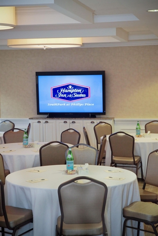 Imagen de los interiores del Hotel Hampton Inn and Suites Charlotte/south Park At Phillips Place. Foto 8