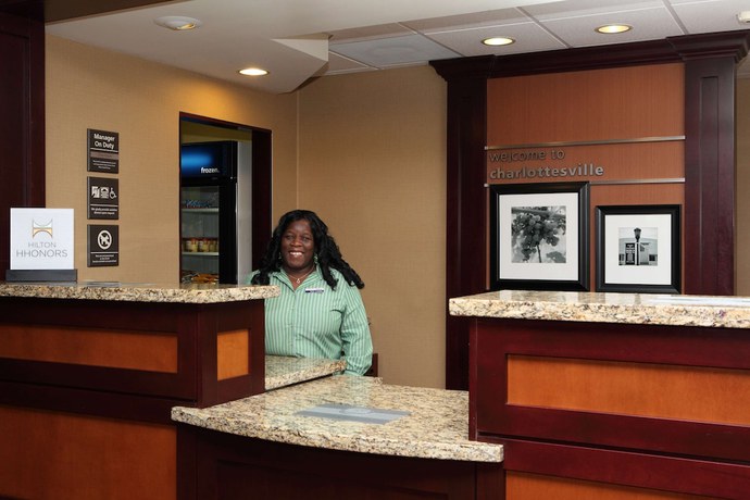 Imagen de los interiores del Hotel Hampton Inn and Suites Charlottesville-At the University. Foto 18