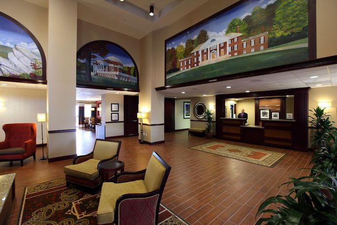 Imagen de los interiores del Hotel Hampton Inn and Suites Charlottesville-At the University. Foto 19