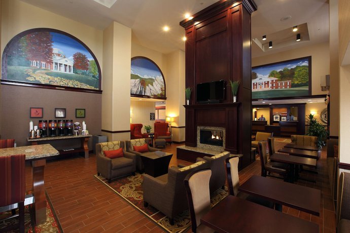 Imagen de los interiores del Hotel Hampton Inn and Suites Charlottesville-At the University. Foto 20
