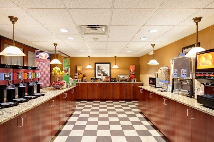 Imagen del bar/restaurante del Hotel Hampton Inn and Suites Chicago-libertyville. Foto 5