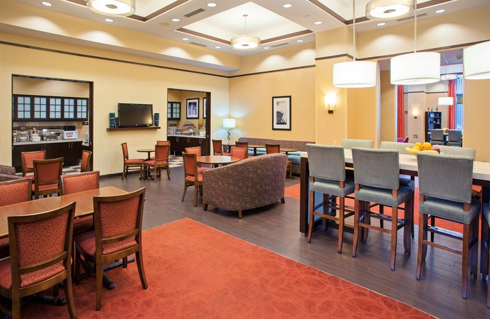 Imagen del bar/restaurante del Hotel Hampton Inn and Suites Chicago-north Shore/skokie. Foto 3