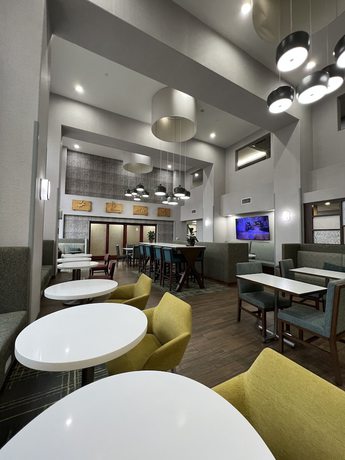 Imagen de los interiores del Hotel Hampton Inn and Suites Chico. Foto 3