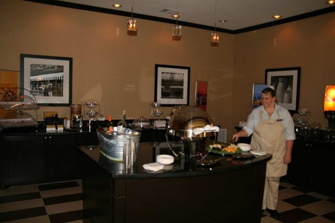 Imagen del bar/restaurante del Hotel Hampton Inn and Suites Cleburne. Foto 2