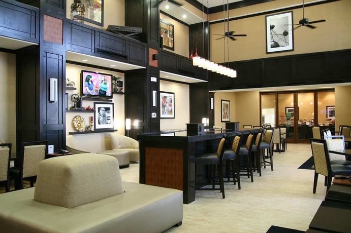 Imagen del bar/restaurante del Hotel Hampton Inn and Suites Cleburne. Foto 3