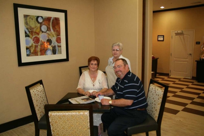Imagen del bar/restaurante del Hotel Hampton Inn and Suites Cleburne. Foto 4