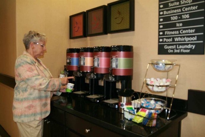 Imagen del bar/restaurante del Hotel Hampton Inn and Suites Cleburne. Foto 5