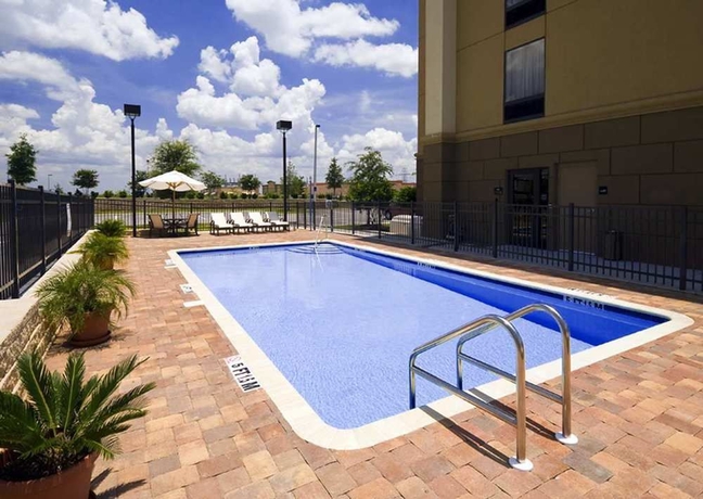 Imagen de la piscina del Hotel Hampton Inn and Suites Clermont. Foto 14