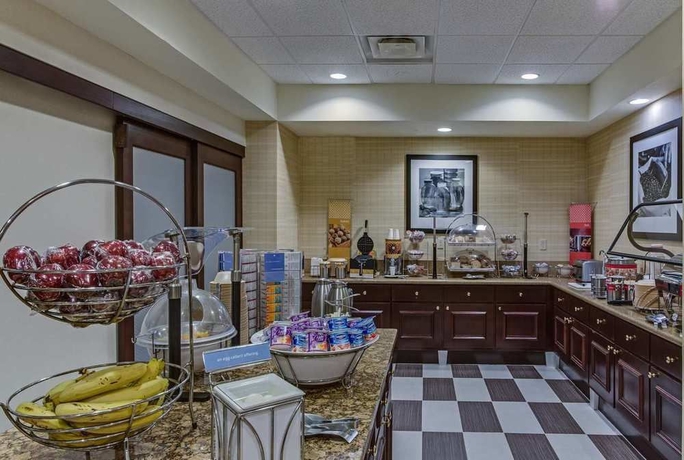 Imagen del bar/restaurante del Hotel Hampton Inn and Suites Clermont. Foto 3