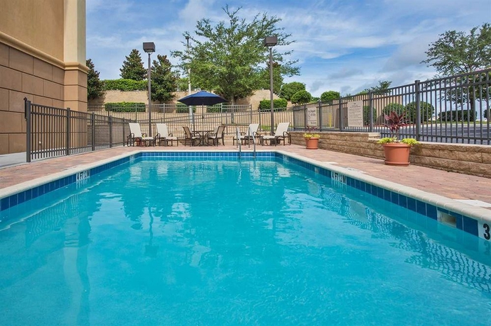 Imagen de la piscina del Hotel Hampton Inn and Suites Clermont. Foto 16