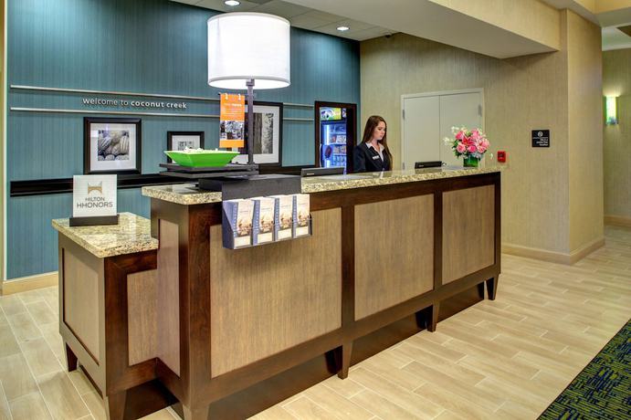Imagen de los interiores del Hotel Hampton Inn and Suites Coconut Creek. Foto 20