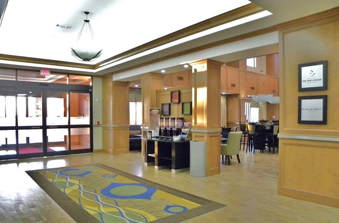 Imagen de los interiores del Hotel Hampton Inn and Suites Dallas I-30 Cockrell Hill. Foto 11