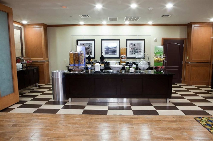 Imagen del bar/restaurante del Hotel Hampton Inn and Suites Dallas I-30 Cockrell Hill. Foto 4