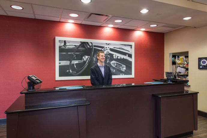 Imagen de los interiores del Hotel Hampton Inn and Suites Detroit / Airport - Romulus. Foto 18