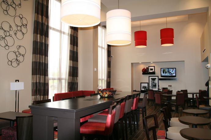 Imagen de los interiores del Hotel Hampton Inn and Suites Detroit / Airport - Romulus. Foto 19