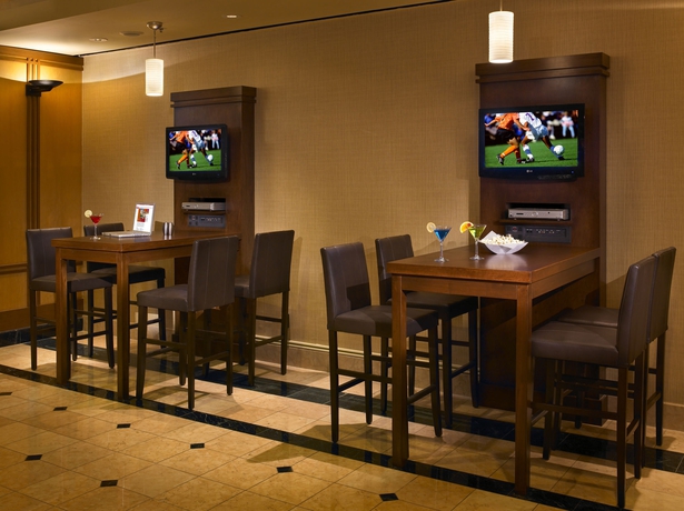 Imagen del bar/restaurante del Hotel Hampton Inn and Suites Downers Grove Chicago. Foto 3