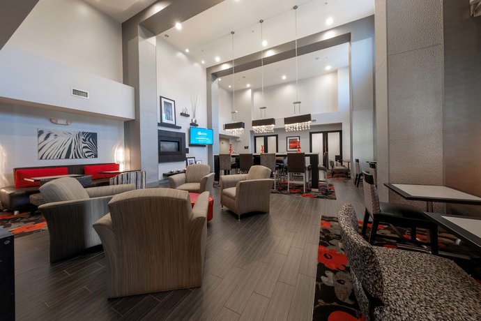 Imagen de los interiores del Hotel Hampton Inn and Suites DuPont. Foto 16
