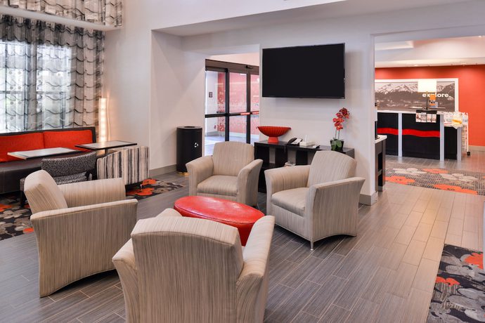 Imagen de los interiores del Hotel Hampton Inn and Suites DuPont. Foto 17