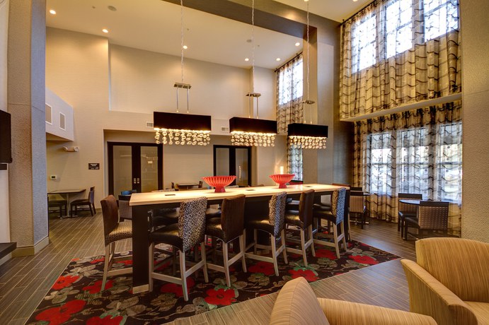 Imagen de los interiores del Hotel Hampton Inn and Suites DuPont. Foto 18