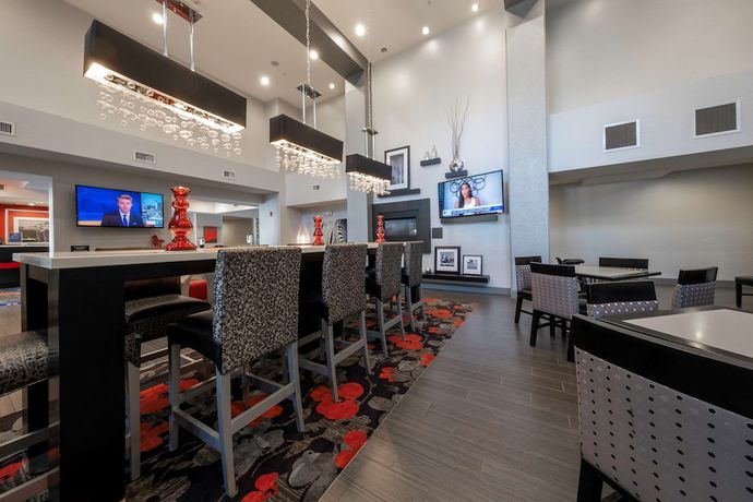 Imagen de los interiores del Hotel Hampton Inn and Suites DuPont. Foto 20