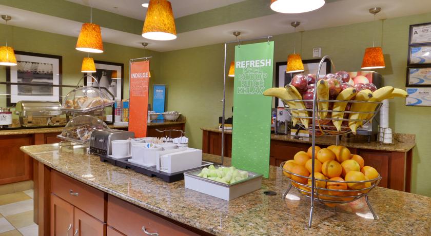 Imagen del bar/restaurante del Hotel Hampton Inn and Suites Durham/north I-85. Foto 3