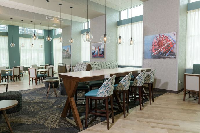 Imagen de los interiores del Hotel Hampton Inn and Suites Erie Bayfront. Foto 9
